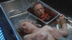 Голая Барбара Крэмптон в фильме «Реаниматор» фото #7