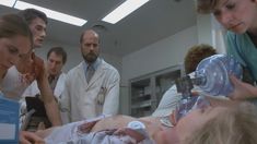 Голая Барбара Крэмптон в фильме «Реаниматор» фото #9