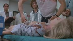 Голая Барбара Крэмптон в фильме «Реаниматор» фото #11