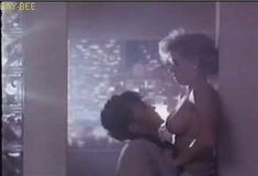 Голая грудь Барбары Нивен в фильме Illegal Entry фото #1