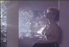 Голая грудь Барбары Нивен в фильме Illegal Entry фото #2