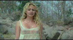 Беатрис Розен засветила соски в фильме «Риск стрелка Шарпа» фото #2