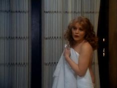 Голая грудь Беверли Д’Анджело в фильме «Первая любовь»