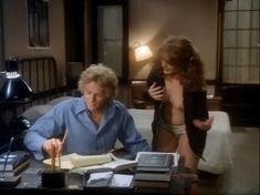 Голая грудь Беверли Д’Анджело в фильме «Первая любовь»