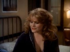 Голая грудь Беверли Д’Анджело в фильме «Первая любовь»