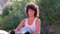 Голая Бетси Расселл в фильме «Девчонка-сорванец» фото #6