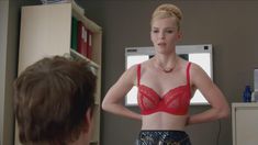 Голая Бетти Джилпин в сериале «Сестра Джеки» фото #5