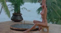 Голая Бо Дерек в фильме «Призраки этого не делают»