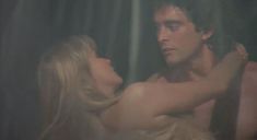 Голая Бо Дерек в фильме «Призраки этого не делают»