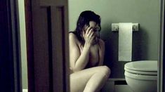 Голая Бобби Сью Лютер в фильме «Похороненная» фото #1