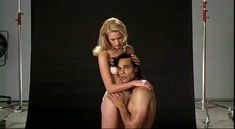 Голая сиська Бриджит Уилсон в фильме «Настоящая блондинка» фото #2