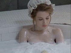 Бриджит Фонда показала голую грудь в фильме «Дорога на Вэлвилл» фото #1