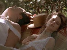 Бриджит Фонда показала голую грудь в фильме «Дорога на Вэлвилл» фото #5