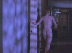 Голая Бриджит Фонда в фильме «Одинокая белая женщина» фото #1