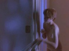 Голая Бриджит Фонда в фильме «Одинокая белая женщина» фото #4