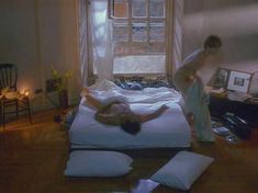 Голая Бриджит Фонда в фильме «Одинокая белая женщина» фото #8