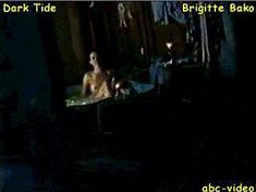Голая Брижит Бако в фильме «Смертельный прилив» фото #1