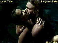 Голая Брижит Бако в фильме «Смертельный прилив» фото #9
