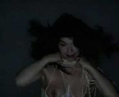 Голая грудь Бьорк в клипе Pagan Poetry фото #2