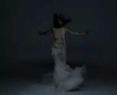 Голая грудь Бьорк в клипе Pagan Poetry фото #4