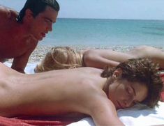 Голая Валери Кеннессен в фильме «Летние любовники» фото #10