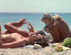 Голая Валери Кеннессен в фильме «Летние любовники» фото #14