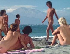 Голая Валери Кеннессен в фильме «Летние любовники» фото #15