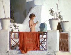 Голая Валери Кеннессен в фильме «Летние любовники» фото #17