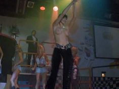 Шикарная голая грудь Венди Хэмилтон в фильме «Проект Даллас» фото #3