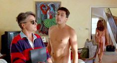 Полностью голая Виктория Абриль в фильме «Проклятый газон» фото #7