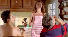 Полностью голая Виктория Абриль в фильме «Проклятый газон» фото #12