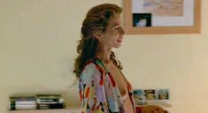 Полностью голая Виктория Абриль в фильме «Проклятый газон» фото #17