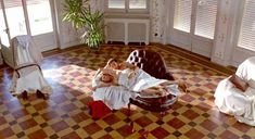 Полностью голая Виктория Абриль в фильме «Проклятый газон» фото #29