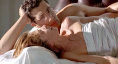 Полностью голая Виктория Абриль в фильме «Проклятый газон» фото #30