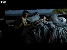 Голая грудь Виржини Ледуайен в фильме «В самое сердце» фото #1