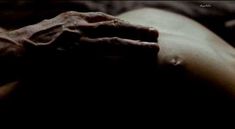 Голая грудь Виржини Ледуайен в фильме «Каждый хочет любить» фото #3