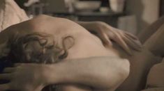 красивая Виттория Пуччини оголила грудь и попу в фильме «Кронпринц Рудольф» фото #4