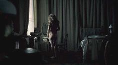 красивая Виттория Пуччини оголила грудь и попу в фильме «Кронпринц Рудольф» фото #6