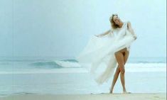 Голая Габриель Лазюр в фильме «Прекрасная пленница» фото #22