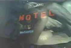 Голая грудь Габриэллы Холл в фильме «В капкане»