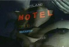 Голая грудь Габриэллы Холл в фильме «В капкане»