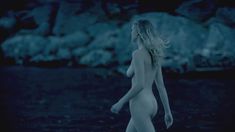 Голая Гайя Уайсс в сериале «Викинги» фото #8