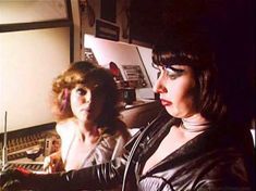 Голая грудь Глори Эннэн в фильме Spaced Out фото #4