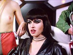 Голая грудь Глори Эннэн в фильме Spaced Out фото #6