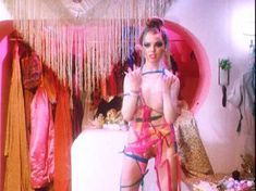 Голая грудь Глори Эннэн в фильме Spaced Out фото #12