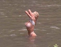 Большая голая грудь Глори-Энн Гилберт в фильме «Проклятье острова Комодо» фото #5