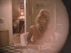 Голая Грета Скакки в фильме «Белое зло» фото #5