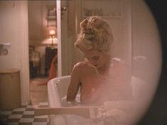 Голая Грета Скакки в фильме «Белое зло» фото #6