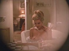 Голая Грета Скакки в фильме «Белое зло» фото #7