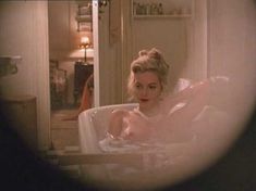 Голая Грета Скакки в фильме «Белое зло» фото #8